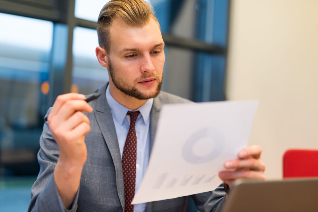 Homem de Negócios lendo um documento