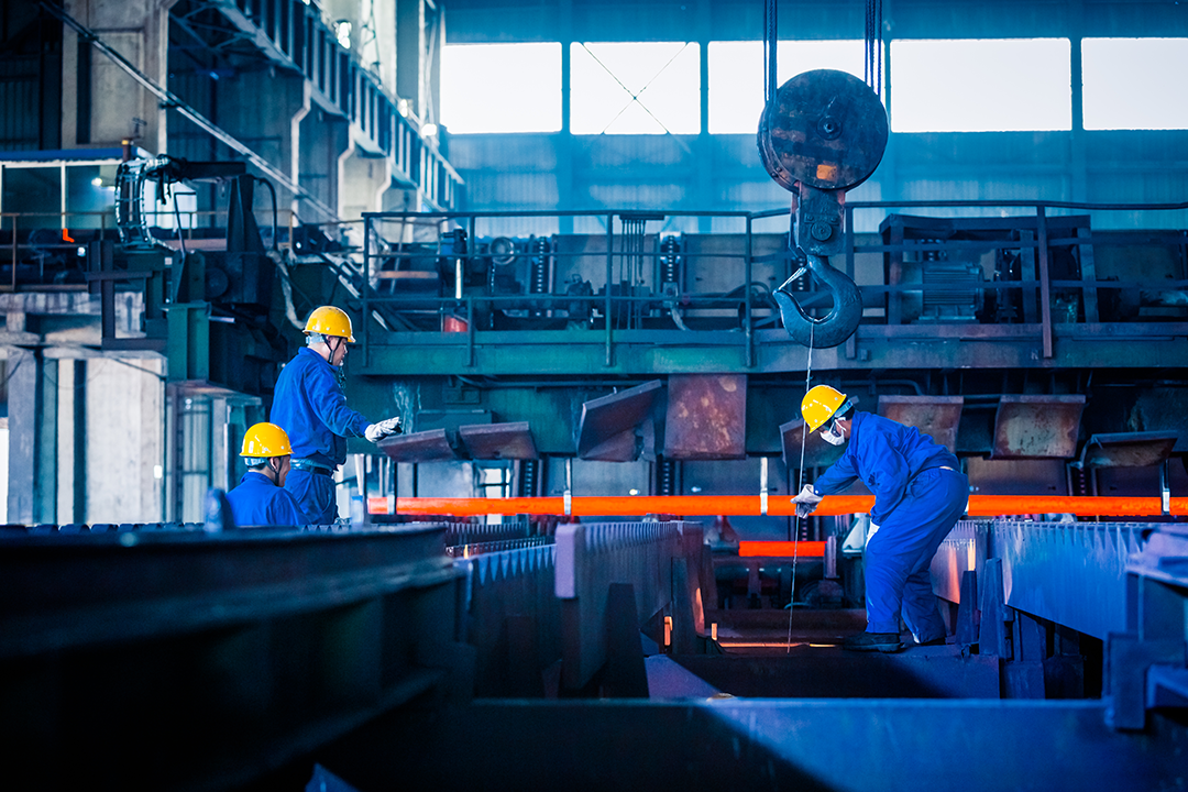 Trabalhadores em linha de produção na fabrica